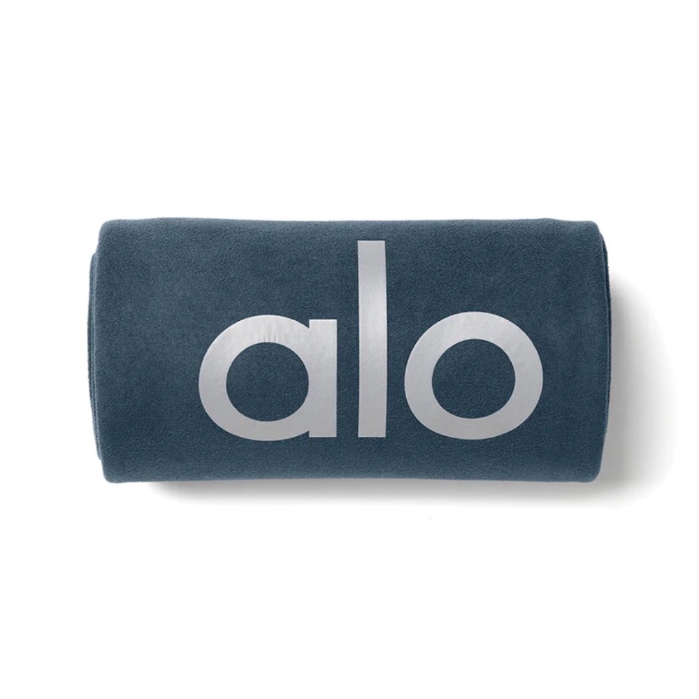 ALO Grounded No Slip Towel - Brand New in Eclipse